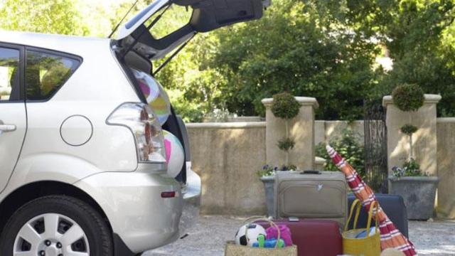 El maletero de un coche lleno en exceso / EUROPA PRESS