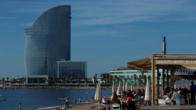 Uno de los chiringuitos de la playa de Barcelona / EFE