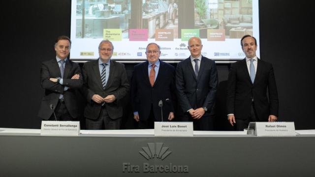 De izq. a der.: el director de Alimentaria, Antonio Valls; el director general de Fira, Constantí Serrallonga; el presidente de Alimentaria, Josep Lluís Bonet; el presidente de Hostelco, Rafael Olmos; y el director de Fiab, Mauricio García de Quevedo / EP