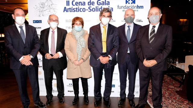 El presidente de HM Hospitales, Juan Abarca (3º por la dcha.), en la II Cena Artístico-Solidaria de la Fundación HM Obra Social Nens / CEDIDA