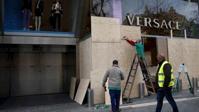 Los operarios reparan los destrozos de la tienda de Versace en Paseo de Gracia / EFE