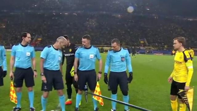 El portero del Borussia Dortmund en su ritual / Twitter