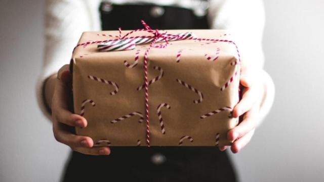 Uno de los regalos envueltos para esta Navidad / Kira Auf en UNSPLASH