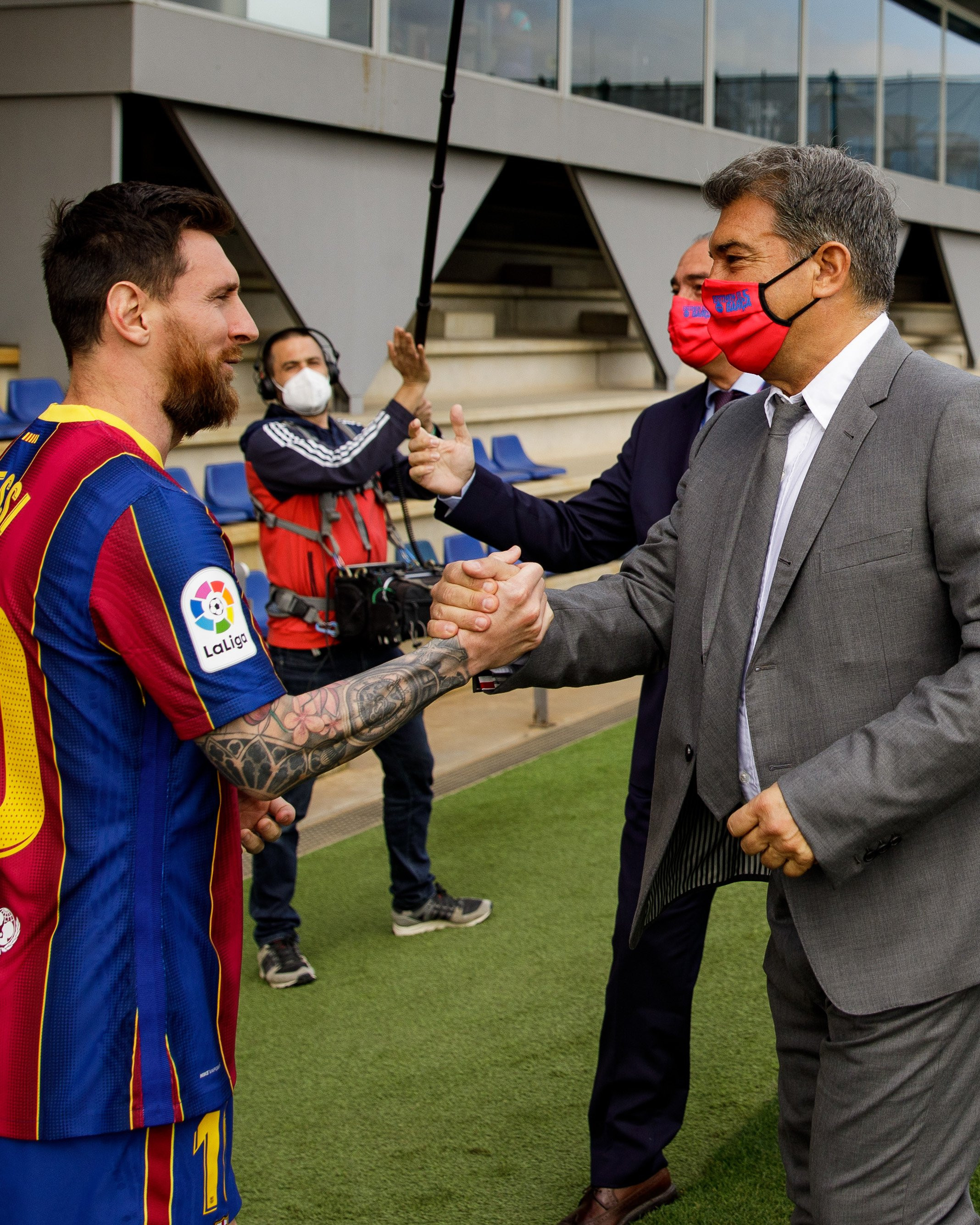 Leo Messi y Laporta se saludan cariñosamente antes de darse un abrazo / FCB