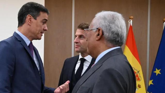 Los presidentes del Gobierno de España, Pedro Sánchez (i); de la república de Francia, Emmanuel Macron (c); y de Portugal, Antonio Costa (d), en una imagen de archivo / EUROPA PRESS