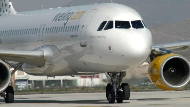 Un avión de la compañía Vueling en la pista / EP