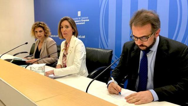 La consejera Àngels Chacón (c), junto a la secretaria general del departamento, Marta Felip, y un directivo de AGTIC Consulting, Raül Rabionet, en la valoración de los resultados de las elecciones a la Cámara de Comercio de Barcelona / CG