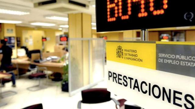 Una de las ventanas en las que se tramitan las prestaciones por desempleo en las oficinas de los Servicios Públicos de Empleo / EFE