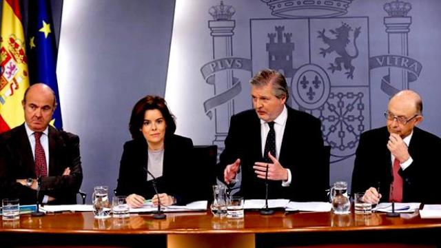El ministro de Economía, Luis de Guindos, la vicepresidenta del Gobierno, Soraya Sáenz de Santamaría, el ministro de Cultura y portavoz del Gobierno,Íñigo Méndez de Vigo, y el ministro de Hacienda, Cristóbal Montoro / EFE