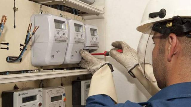 Un operario revisa los contadores eléctricos de un bloque de viviendas
