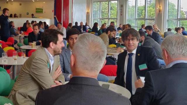 Puigdemont y Comín en la cafetería  de la Eurocámara en Bruselas / LAURA BORRÀS