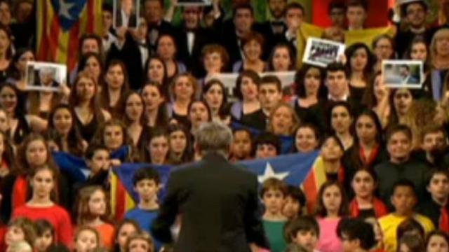 Miembros de los coros del Orfeó Català, incluidos algunos niños, muestran símbolos independentistas durante el concierto de San Esteban en el Palau de la Música