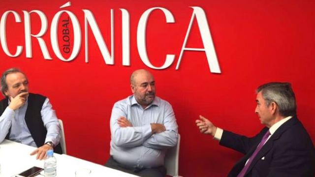 Javier Vega de Seoane, presidente del Círculo de Empresarios, junto al director y director adjunto de Crónica Global, Xavier Salvador (c) y Joaquín Romero (i) / CG