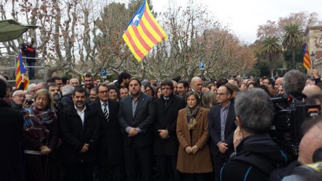 La presidenta del Parlament, Carme Forcadell, arropada el viernes por Oriol Junqueras y Carles Puigdemont / CG