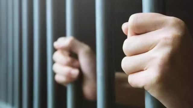 Imagen de archivo de una cárcel, donde un pederasta de Rubí lleva cumpliendo condena desde 2014 por violar a su hija / PIXABAY