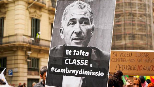 Una pancarta en contra de Cambray, que amenaza a los colegios que le declaran 'persona non grata'/ Luis Miguel Añón (CG)