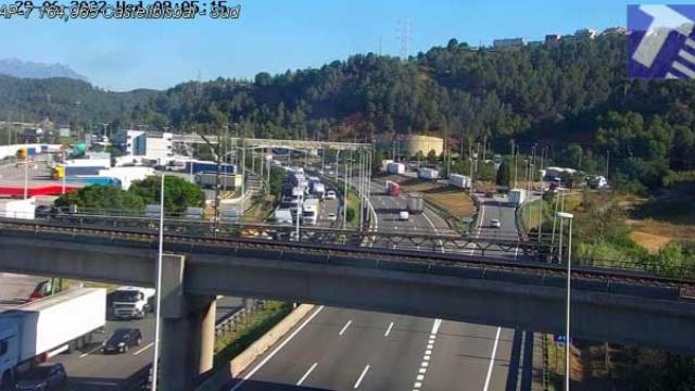 Imagen de las colas en la AP-7 a la altura de Sant Cugat por un camión averiado / TRÀNSIT