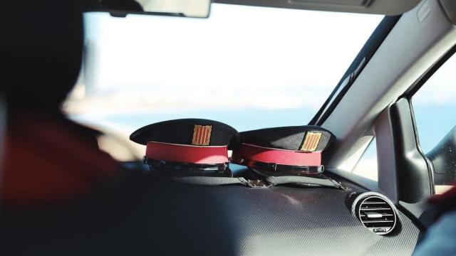 Dos gorras en un vehículo de Mossos d'Esquadra. España / MOSSOS D'ESQUADRA