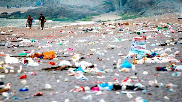 Una playa de Coruña después de San Juan llena de basura, sería el lugar ideal para practicar 'plogging'  / EFE