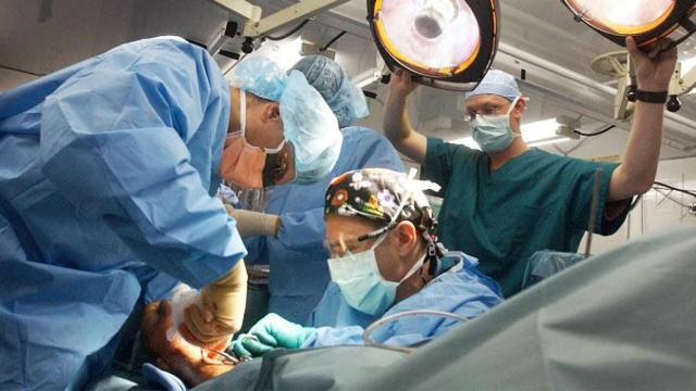 Médicos interviniendo a un paciente en un quirófano / CG