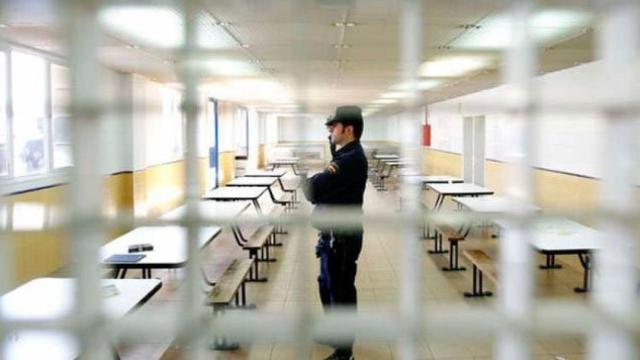 Un agente de la Policía Nacional, en el Centro de Internamiento de Barcelona (CIE) / EFE