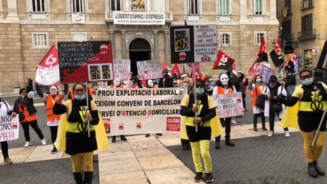 Trabajadores de atención domiciliaria se concentran en la plaza Sant Jaume de Barcelona en una manifestación anterior / EP