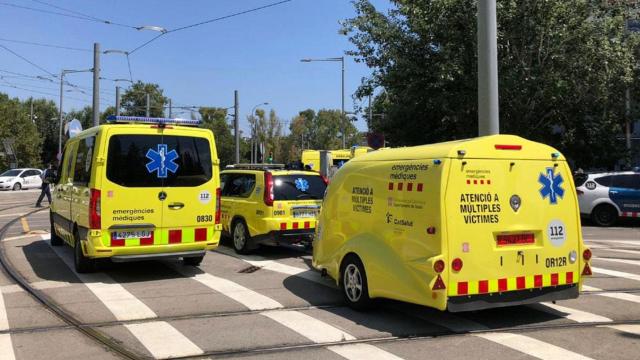 Efectivos de emergencias movilizados para atender a los heridos por el incendio en un piso de La Mina / SEM