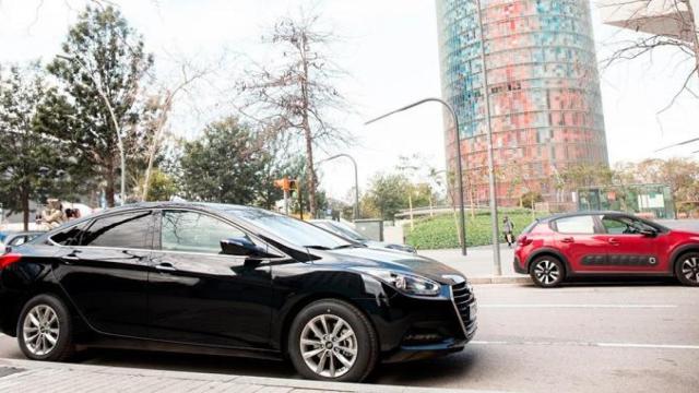 Imagen de un VTC de Uber ante la Torre Glòries de Barcelona / CG