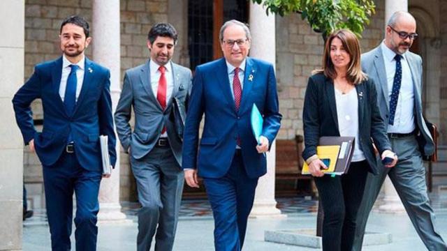 Damià Calvet (i), el consejero de Territorio y Sostenibilidad que ha gestionado la transformación de ATLL en una empresa pública, junto a varios miembros del Govern / EFE