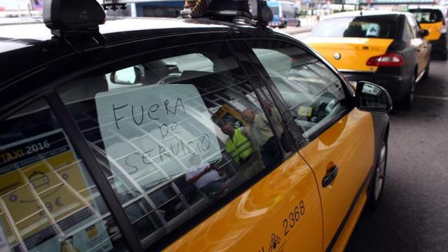 Un taxi con un cartel de 'Fuera de servicio' en el aeropuerto de Barcelona / EFE