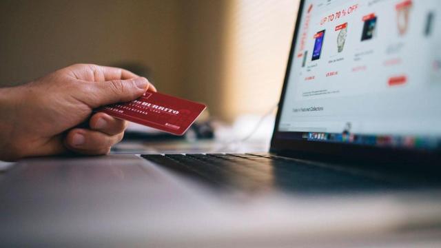 Un usuario utiliza su tarjeta para realizar compras por internet / PIXABAY