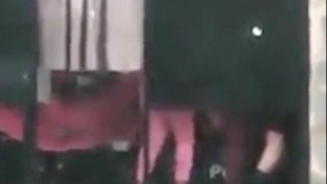 Imagen del turista con las dos prostitutas detrás de la cortina