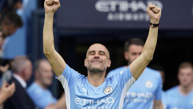 Pep Guardiola, eufórico, tras ganar la Premier con el City / EFE