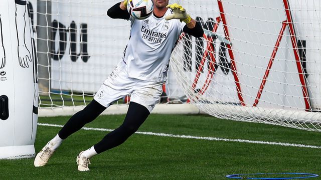 Thibaut Courtois, atajando un balón durante un entrenamiento del Real Madrid / EFE