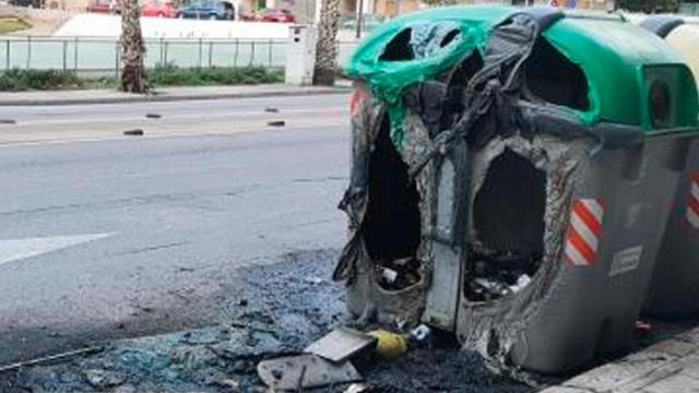 Contenedores destrozados en Terrassa por causa de las llamas