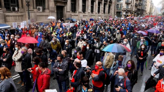 Cientos de personas se han manifestado este sábado en Barcelona por el Primero de Mayo / EFE