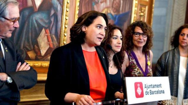 La alcaldesa de Barcelona, Ada Colau (c), en un acto municipal de esta semana junto a su predecesor en el cargo e impulsor de la empresa mixta que gestiona el agua, Xavier Trias (i) / AJ BCN