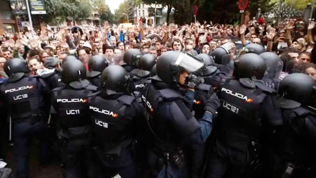 Imagen de agentes de la Policía Nacional el 1 de octubre de 2017 en Barcelona / EFE