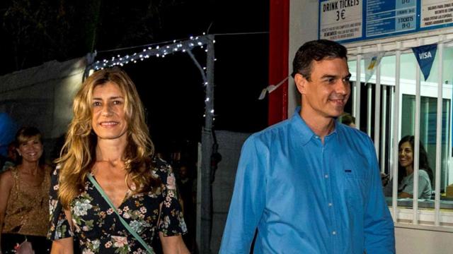 Pedro Sánchez y su esposa Begoña Fernández en una imagen de su visita al festival de Benicássim en julio de 2017 / EFE