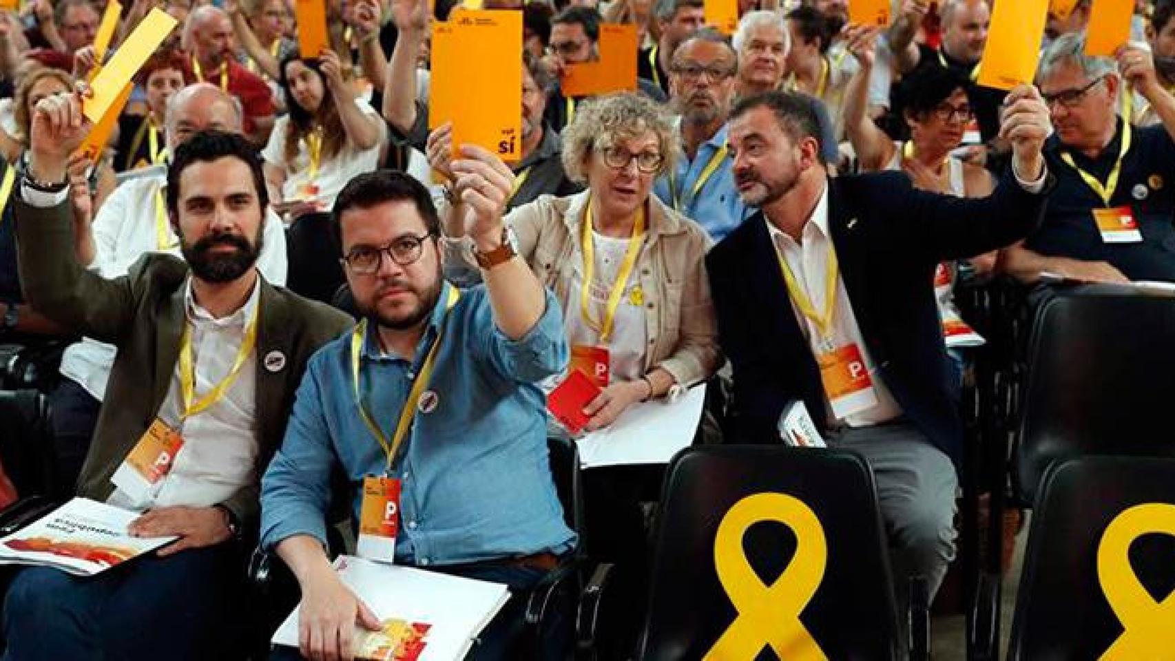 El presidente del Parlament, Roger Torrent (i), junto al vicepresidente del Govern y conseller de Economía, Pere Aragonés (2i), durante la conferencia nacional de ERC / EFE