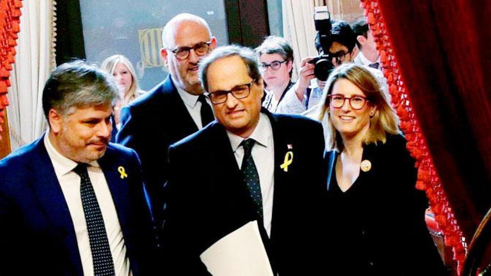 Quim Torra, entrando en el Parlamento catalán junto a diputados de JxCAT el sábado / EFE