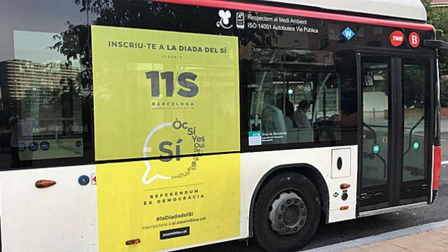 Autobús de Barcelona con publicidad de la ANC para promocionar la Diada independentista / CG