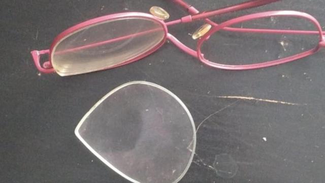 Gafas rotas por la agresión tránsfoba en Sants / TRANSFURIA (TWITTER)