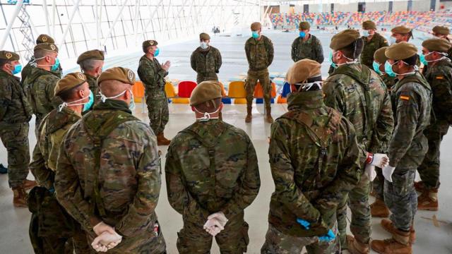 Imagen de los miembros del REI11 de ingenieros en el hospital de campaña de Sabadell (Barcelona) / EFE