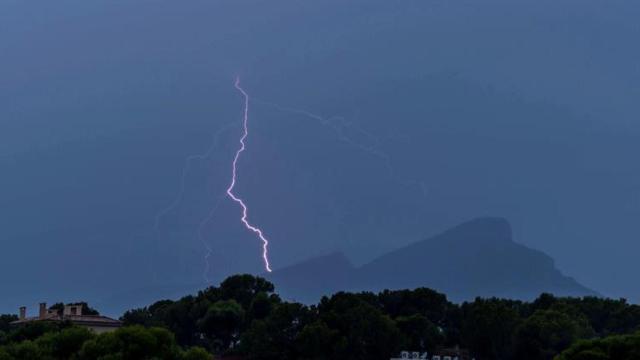 Relámpago en las intensas lluvias de Mallorca / EFE