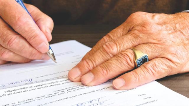 Un médico firma una receta / PEXELS