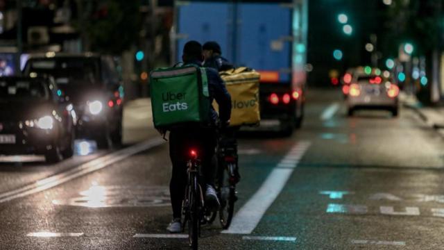 Repartidores de Glovo y Uber Eats / EUROPA PRESS