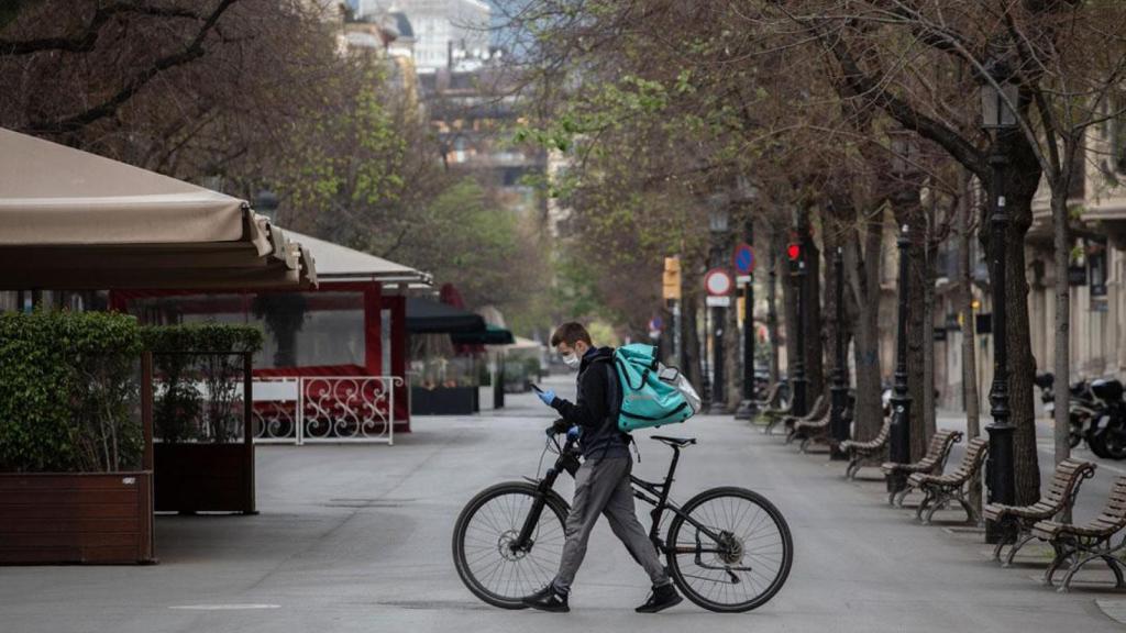 Un repartidor de Deliveroo, cruzando la Rambla Catalunya de Barcelona / EP