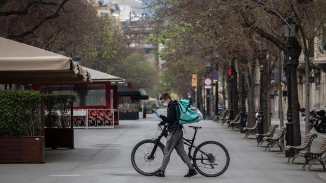 Un repartidor de Deliveroo, cruzando la Rambla Catalunya de Barcelona / EP