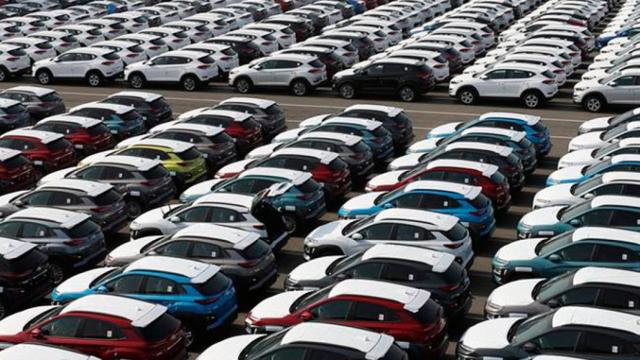 Varios vehículos esperan en un muelle de la fabricante de automóviles Hyundai Motor Co. a ser embarcados / EFE